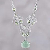 Halskette mit Peridot- und Serpentin-Anhänger, „Evening Delight“ – Halskette mit Peridot- und Serpentin-Anhänger aus Sterlingsilber