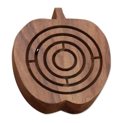 Holz-Labyrinth-Spiel, 'Apple Connection - Fein geschnitztes Apfel-Labyrinthspiel aus Mangoholz aus Indien