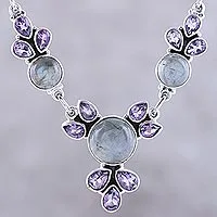 Halskette mit Amethyst- und Labradorit-Anhänger, „Aurora Blossom“ – Halskette mit Amethyst- und Labradorit-Anhänger aus Indien