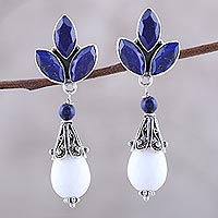 Pendientes colgantes de ágata y lapislázuli, 'Blanco brillante' - Pendientes colgantes de ágata y lapislázuli de la India