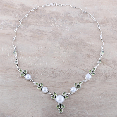 Collar con colgante de perlas cultivadas y peridotos - Collar con colgante de perla cultivada y peridoto en plata esterlina