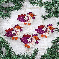 Wollfilz-Ornamente, „Rooster Greetings“ (4er-Set) – Vier Wollfilz-Hahn-Ornamente, handgefertigt in Indien