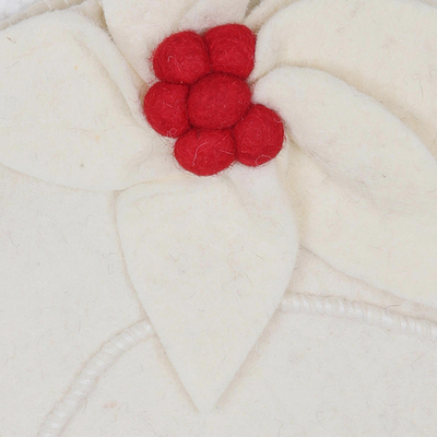 Calcetín de fieltro de lana, 'Christmas Greetings' - Elegante media marfil con tema de flor de pascua