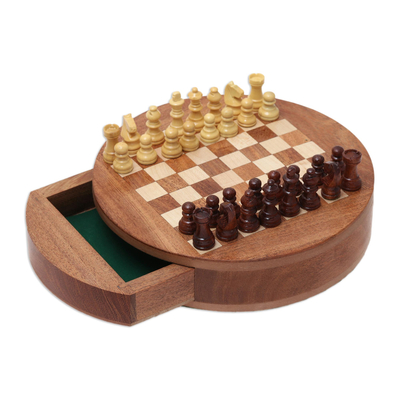 Mini-Schachspiel aus Holz - Handgefertigtes rundes Schachspiel aus Akazien- und Kadamholz aus Indien