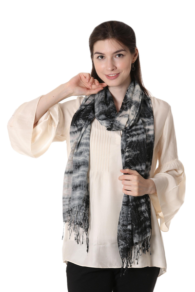 Batik-Baumwollschal „Elegant Shibori“ – Shibori-Schal aus 100 % Baumwolle in Schwarz und Elfenbein aus Indien