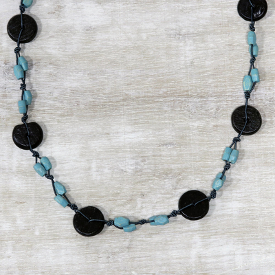 Lange Halskette mit Holzperlen, 'Creative Fusion in Blue'. - Haldu Holzperlen-Halskette in Blau aus Indien