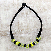 Halskette aus Knochenperlen, „Nuggets of Sunshine“ – gelbe Büffelknochenperle auf schwarzer Baumwollkordel-Halskette