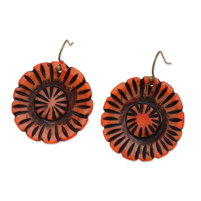 Ohrhänger aus Knochen - Handgefertigte orangefarbene Blumen-Ohrhänger aus Büffelknochen