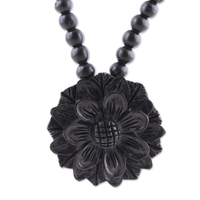 Anhänger-Halskette mit Perlen aus Ebenholz, 'Exotische Sonnenblume'. - Sonnenblumen-Ebenholz-Ebenholzperlen-Halskette aus Indien