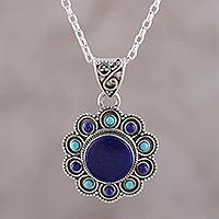 Halskette mit Lapislazuli-Anhänger, „Magical Bloom“ – Halskette mit Anhänger aus Lapislazuli und zusammengesetzten türkisfarbenen Blumen