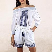 Baumwollshorts, „Moroccan Summer“ – Weiße Baumwollshorts mit geometrischer Stickerei in Lapislazuli