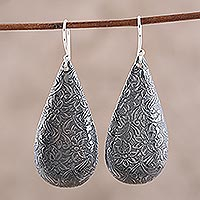 Pendientes colgantes de plata de ley, 'Swinging Drops' - Pendientes colgantes de plata de ley florales oxidados de la India