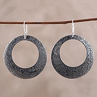 Ohrhänger aus Sterlingsilber, „Fashionable Loops“ – Oxidierte runde florale Sterlingsilberohrringe aus Indien
