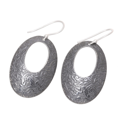 Pendientes colgantes de plata de ley - Aretes de plata esterlina con flores ovaladas oxidadas de la India