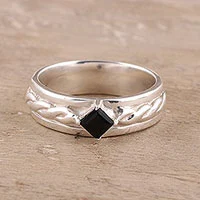 Anillo solitario de ónix, 'Sparkling Kite' - Anillo solitario de ónix facetado de la India