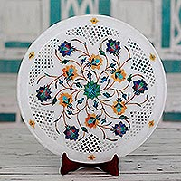 Dekorativer Teller mit Marmoreinlage, „Natural Harmony“ – dekorativer Teller mit Jali-Muster und Blumenmarmoreinlage aus Indien