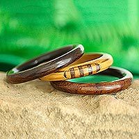 Pulseras de madera de mango, 'Combinación elegante' (juego de 3) - Pulseras de madera de mango hechas a mano de la India (juego de 3)