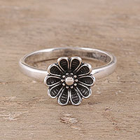 Sterling silver cocktail ring, 'Daisy Appeal' - Daisy Flower Sterling Silver Cocktail Ring from India