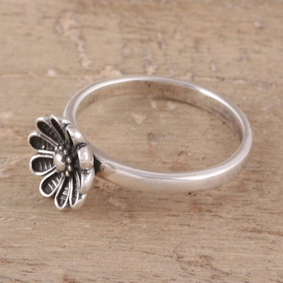 Sterling silver cocktail ring, 'Daisy Appeal' - Daisy Flower Sterling Silver Cocktail Ring from India