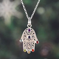 Halskette mit Anhänger aus mehreren Edelsteinen, „Hamsa Chakra“ – Halskette mit Hamsa-Chakra-Anhänger aus mehreren Edelsteinen aus Indien