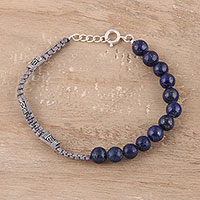 Lapislazuli-Perlen-Makramee-Armband, „Blue Style“ – Lapislazuli-Perlen-Makramee-Armband aus Indien