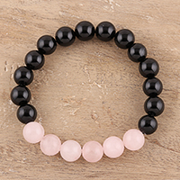 Stretch-Armband aus Rosenquarz und Onyx-Perlen, „Gleaming Union“ – Stretch-Armband aus Rosenquarz und Onyx-Perlen aus Indien