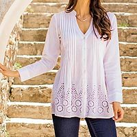 Blusa de algodón, 'Hakoba in White' - Blusa de algodón con estampado de ojales en blanco de la India