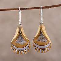 Pendientes colgantes de cerámica, 'Pearly Petals' - Pendientes colgantes de pétalos en tonos dorados y plateados de la India