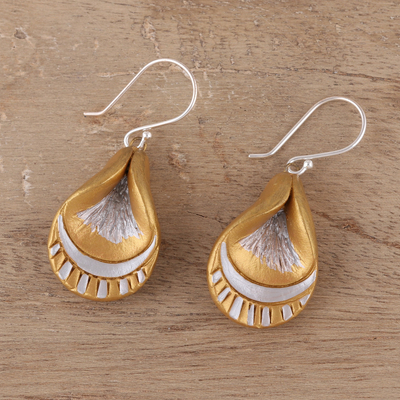 Ohrhänger aus Keramik - Gold- und silberfarbene Blütenblatt-Ohrhänger aus Indien