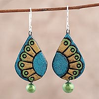 Keramik-Ohrhänger, „Feather Droplet“ – handbemalte Tropfen-Keramik-Ohrringe aus Indien