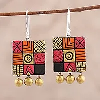 Pendientes de araña de cerámica, 'Creative Fusion' - Pendientes de araña de cerámica cuadrados pintados a mano de la India