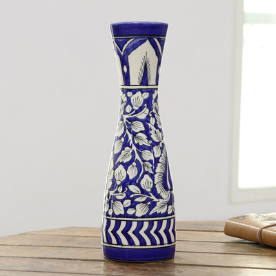 Keramische dekorative Vase, 'Königlicher Garten in Blau'. - Dekorative Vase aus blauer Keramik mit Blattmotiven aus Indien