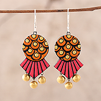 Kronleuchter-Ohrringe aus Keramik, „Bollywood Honeycomb“ – Bemalte Kronleuchter-Ohrringe aus Keramik aus Indien