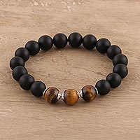 Stretch-Armband mit Onyx- und Tigerauge-Perlen, „Midnight Adventure“ – Stretch-Armband mit Onyx- und Tigerauge-Perlen aus Indien