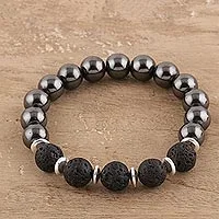 Pulsera elástica con cuentas de hematita y piedra de lava, 'Volcán Mágico' - Pulsera elástica con cuentas de hematita y piedra de lava de la India