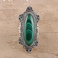 Anillo de cóctel de malaquita, 'Forest Majesty' - Anillo de cóctel de malaquita verde ovalado elaborado en la India