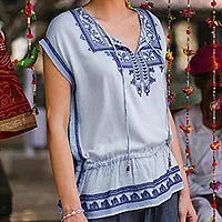 Bestickte Viskose-Bluse, „Jaipur Chic“ – Hellblaue bestickte Viskose-Bluse