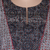 Tunika aus Baumwolle mit Blockdruck - Baumwolltunika mit Blockdruck in Schwarz, Grau und Rot mit V-Ausschnitt