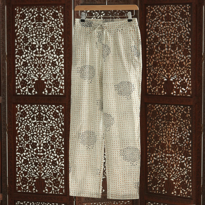 Baumwollhose mit Blockdruck, „Mumbai Muse“ – handbedruckte elfenbeinfarbene Baumwollhose