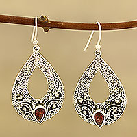 Granat-Ohrhänger, „Glorious Delight“ – Tropfenförmige Granat-Ohrhänger aus Indien