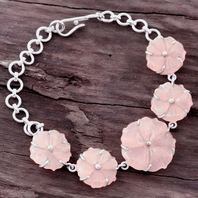Quarzglieder-Halskette, 'Zartrosa Blüten', 'Soft Pink Blossoms - Blumenarmband aus rosa Quarzglas mit Blumengliedern aus Indien