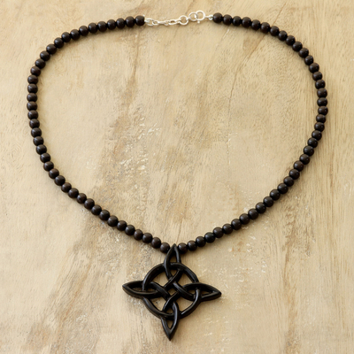 Anhänger-Halskette mit Perlen aus Ebenholz, 'Fascinating Faith' (Faszinierender Glaube) - Keltisches Kreuz Ebenholz-Holzperlen-Anhänger aus Indien