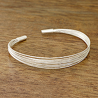 Manschettenarmband aus Sterlingsilber, „Gleaming Delight“ – Manschettenarmband aus Sterlingsilber, hergestellt in Indien