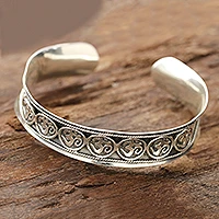 Pulsera de puño de plata de ley, 'Om Parade' - Pulsera de puño Om de plata de ley de la India