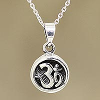 Collar colgante de plata esterlina, 'Om pensativo' - Collar colgante de plata esterlina que representa el símbolo Om