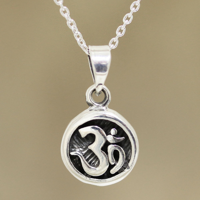 Collar colgante de plata de ley, 'Om pensativo' - Collar colgante de plata de ley que representa el símbolo de Om