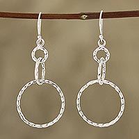 Pendientes colgantes de plata de ley, 'Twisted Loop' - Pendientes colgantes con bucle de plata de ley de la India