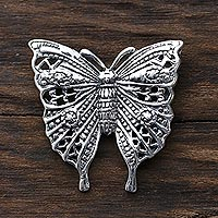 Broche de plata esterlina, 'Mariposa inspiradora' - Broche de mariposa de plata esterlina hecho a mano en la India