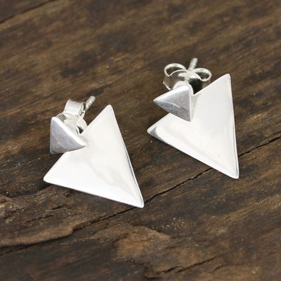 Ohrringe aus Sterlingsilber, 'Glänzende Dreiecke - Dreieckige Ohrringe aus Sterlingsilber aus Indien