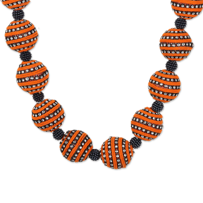 Wollfilz-Girlande, 'Ernte-Blendung' - Orangefarbene und schwarze Perlen Strass akzentuierte Girlande aus Indien